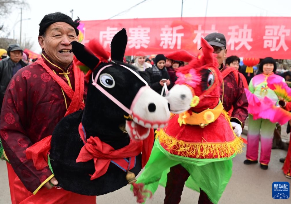 ロバの人形を使ったパフォーマンスを披露する山東省聊城市東昌府區堂邑鎮の民蕓パフォーマンスチーム（1月18日撮影?張振祥）。