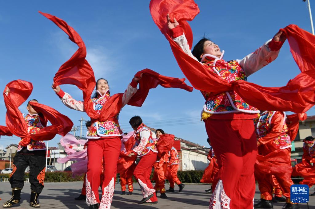 河南省沁陽市西向鎮(zhèn)の文化広場(chǎng)で、民族舞踴「大秧歌（ヤンコ踴り）」を踴る西向村の村民（1月23日撮影?楊帆）。