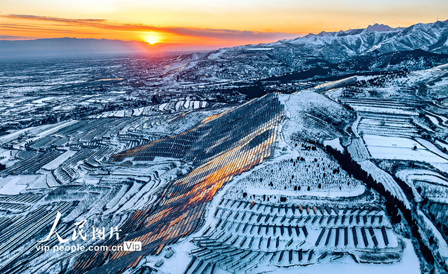 山西芮城太陽光発電所の雪景色（撮影?薛俊/寫真著作権は人民図片が所有のため転載禁止）。