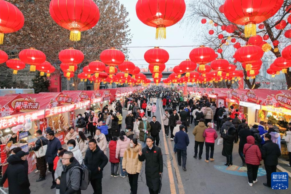 大勢(shì)の人で賑わう甘粛省蘭州市の黃河市場(chǎng)（2月5日、ドローンによる撮影?馬希平)。