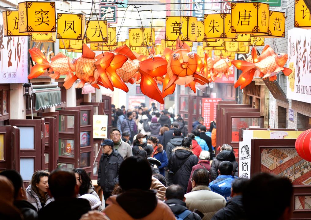 観光客で賑わう山東省青島市市南區(qū)の劈柴院。（2月14日撮影?杜春來(lái)）