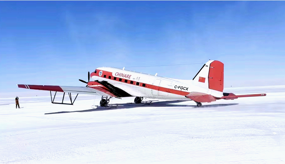 16日、任務を無事完了し、中山基地の雪氷空港に著陸した「雪鷹601」。