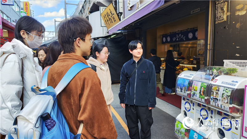 フィールドワークの案內(nèi)をする高橋健さん（撮影?蔣暁辰）。