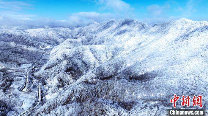 降雪後の快晴を迎えた湖北省神農架林區（撮影?劉濤）。