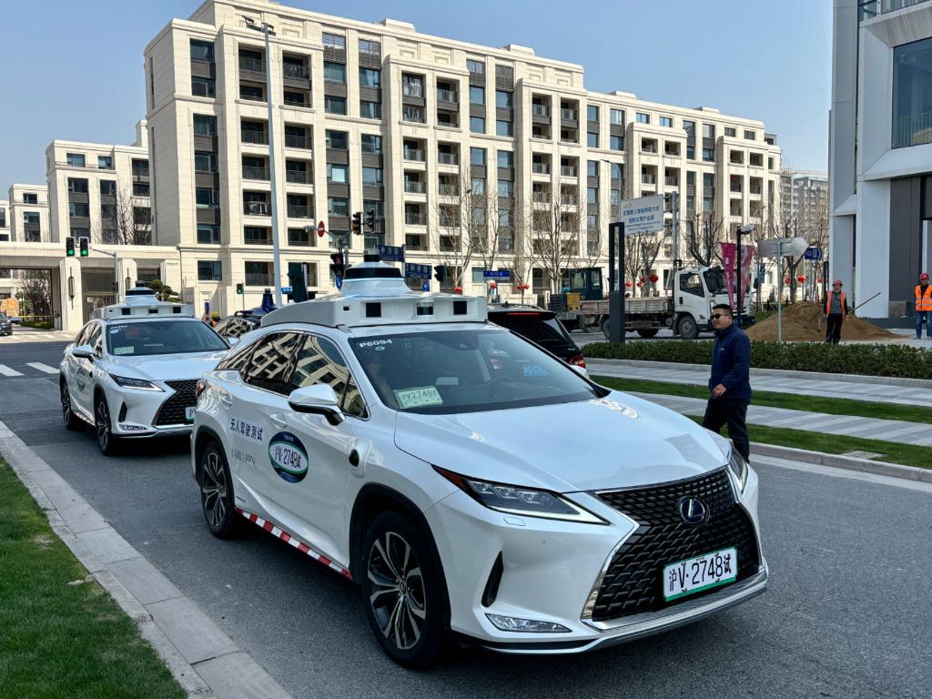 浦東新區が開放した自動運転テスト道路第2弾で、車のテストが行われている様子。撮影?王辰陽