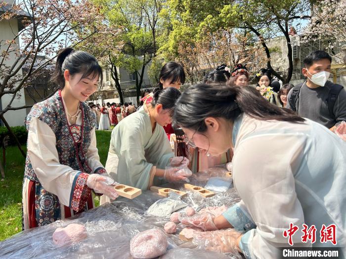 江西省南昌市で行われた春を祝うイベントを楽しむ中日両國(guó)の若者たち（3月28日撮影?朱瑩）。