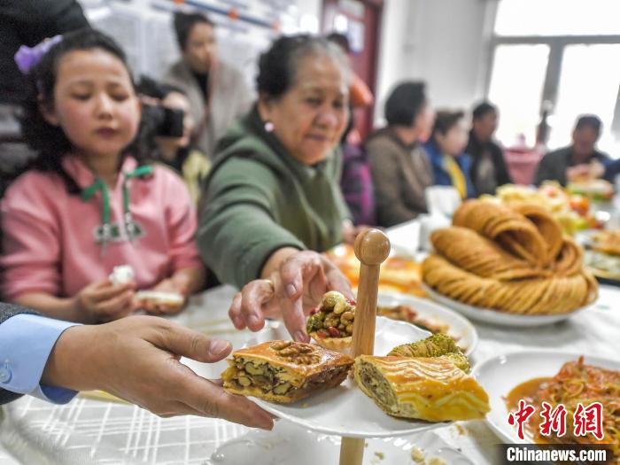 伝統祝祭日の「肉孜節」を共に祝う住民たち　新疆?烏魯木斉