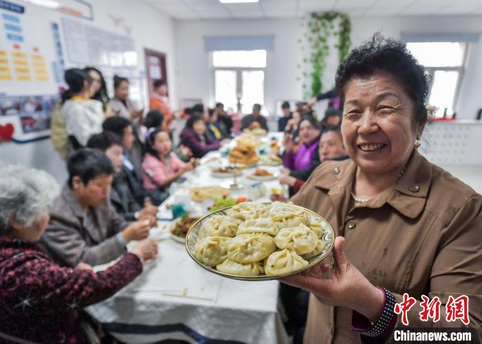 伝統祝祭日の「肉孜節」を共に祝う住民たち　新疆?烏魯木斉