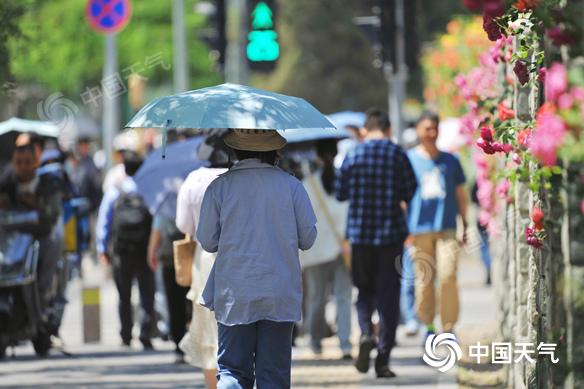 北京は強(qiáng)い日差しが照りつけ、すでに夏ムード。撮影?王暁