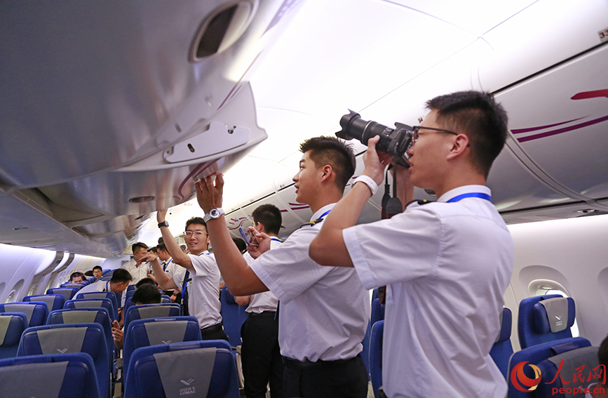 大型旅客機(jī)C919がキャンパスへ　中國(guó)獨(dú)自開(kāi)発の魅力を間近に體験する大學(xué)生