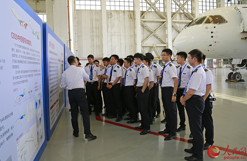 大型旅客機(jī)C919がキャンパスへ　中國獨(dú)自開発の魅力を間近に體験する大學(xué)生