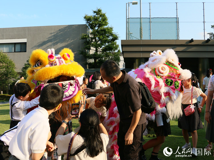 獅子舞に興味津々の子どもたち。（撮影?許可）