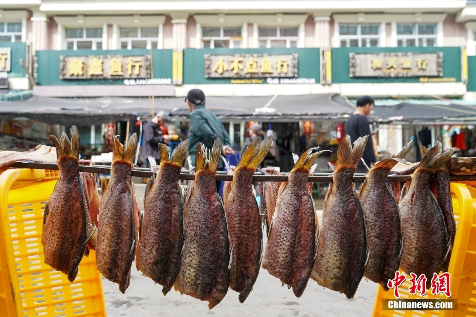 「東極魚市」で棹に干された魚の切り身（6月3日撮影?趙宇航）。