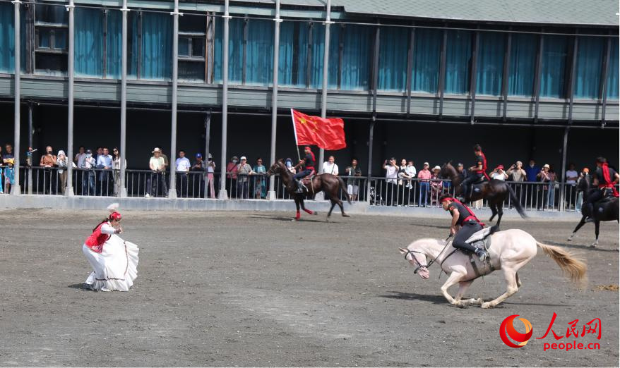 馬術パフォーマンスを披露する「汗血馬」（撮影?李龍）。