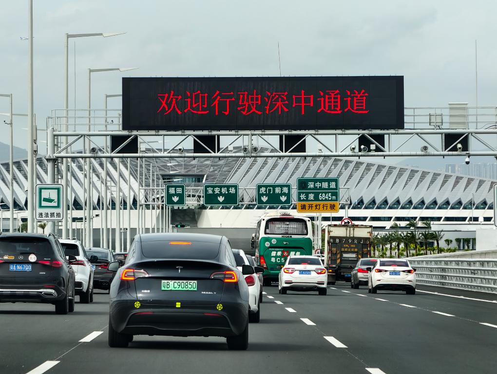 開通初日の「深中通道」の西人工島區(qū)間を走行する車両（撮影?劉大偉）。