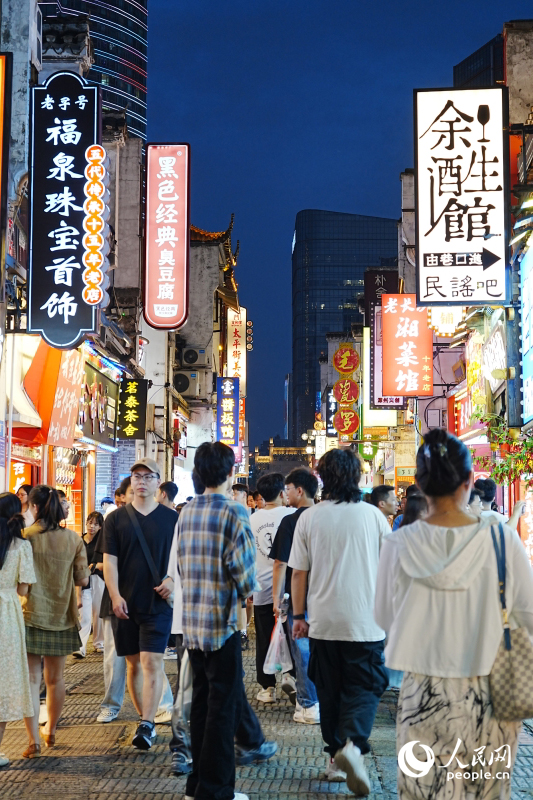 活気あふれる夜の太平街。（撮影?劉汕）