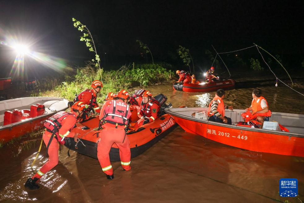 災(zāi)害救助と緊急措置が進む洞庭湖の堤防決壊現(xiàn)場　湖南省岳陽市華容県