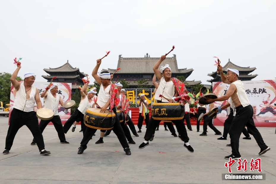 鑼鼓の伝統曲「亂撕麻」を演奏する鑼鼓奏者（7月8日撮影?李慧思）。