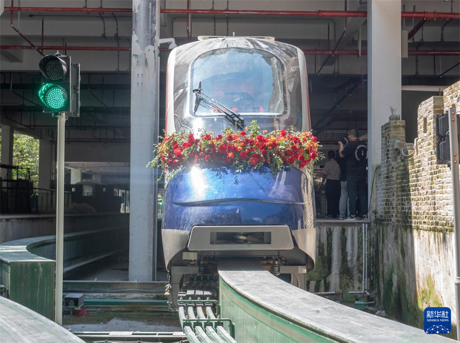 山や崖を登る中國初の「斷崖列車」を初體験