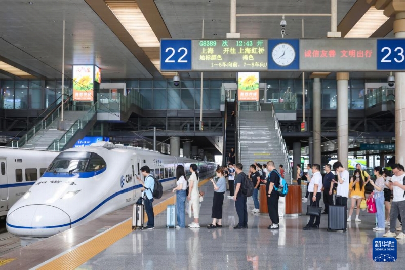 7月15日、南京南駅から高速列車G8389號(hào)に乗り込む旅客。