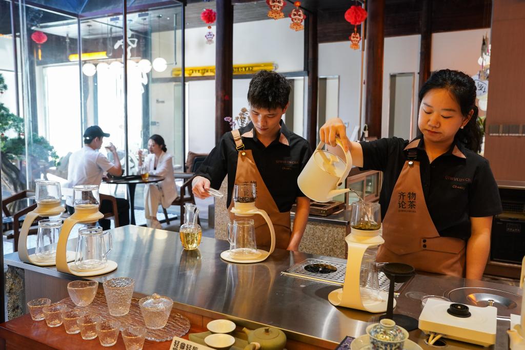 5月23日、黃山市屯渓區のドリンクショップでニュースタイルのティードリンクを作る店員。