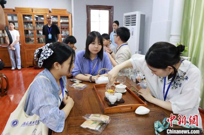 日本の青少年友好交流団が柳州タニシ麺を味わい、伝統文化を體験　広西