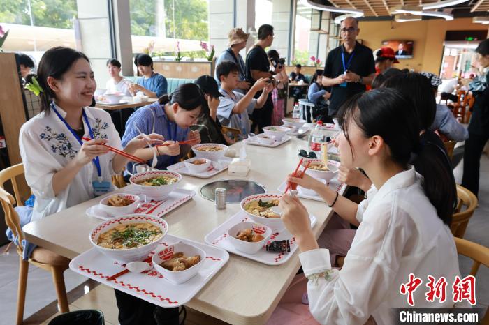 日本の青少年友好交流団が柳州タニシ麺を味わい、伝統文化を體験　広西