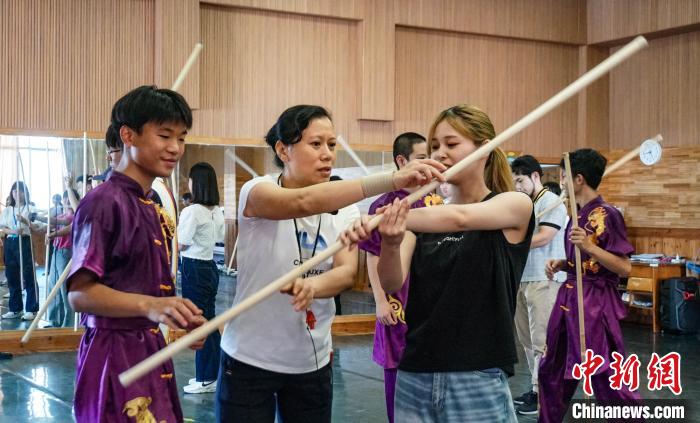 中國武術を體験する日本の若者（7月22日撮影?蔣豊慧）。