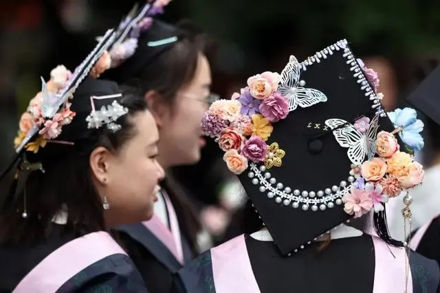 6月21日、花で飾った角帽をかぶって卒業式に參加した、江蘇省南京市の卒業生。