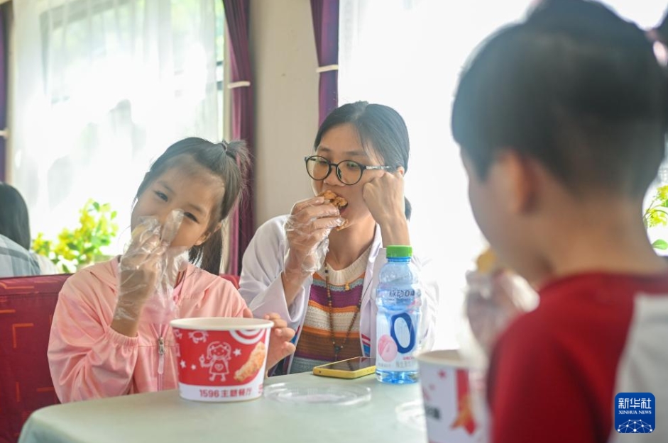 夏休みの子供たちを対象にしたキッズメニューで夏の鉄道旅行をより楽しく