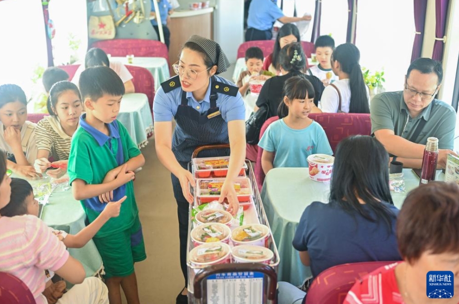 夏休みの子供たちを?qū)澫螭摔筏骏氓亥幞衰濠`で夏の鉄道旅行をより楽しく