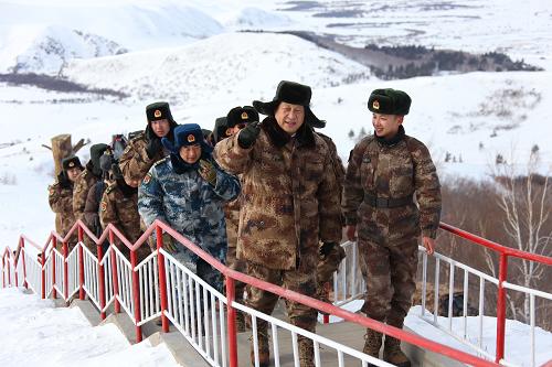 2014年1月26日午前、內蒙古自治區の某國境防衛連隊?三角山歩哨所を訪れ、勤務中の兵士達をねぎらった習主席（撮影?李剛）