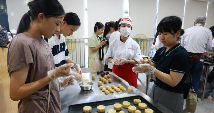 日本の學生が月餅作りを通じて中國伝統文化を體験