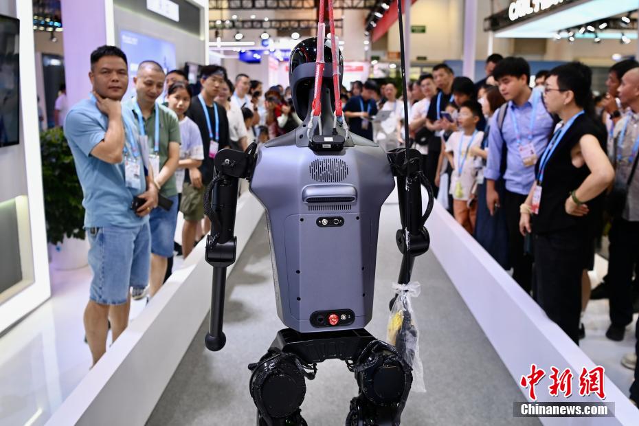 注目を集めるロボットとドローン　中國國際投資貿(mào)易商談會