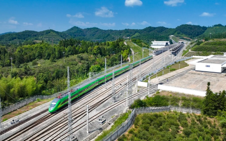 清流駅を出発した「緑巨人」（撮影?張海根）。