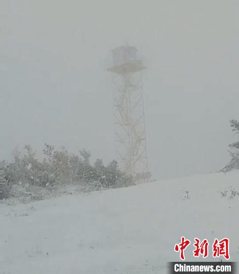 今シーズンの秋初めてとなる雪が観測された「中國一寒い村」と呼ばれる黒竜江省大興安嶺地區呼中區（寫真提供?呼中區黨委員會宣伝部）。