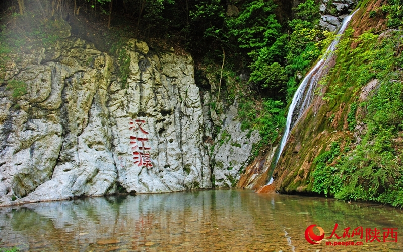 美しい自然が守られた山から流れる水が水源の漢江