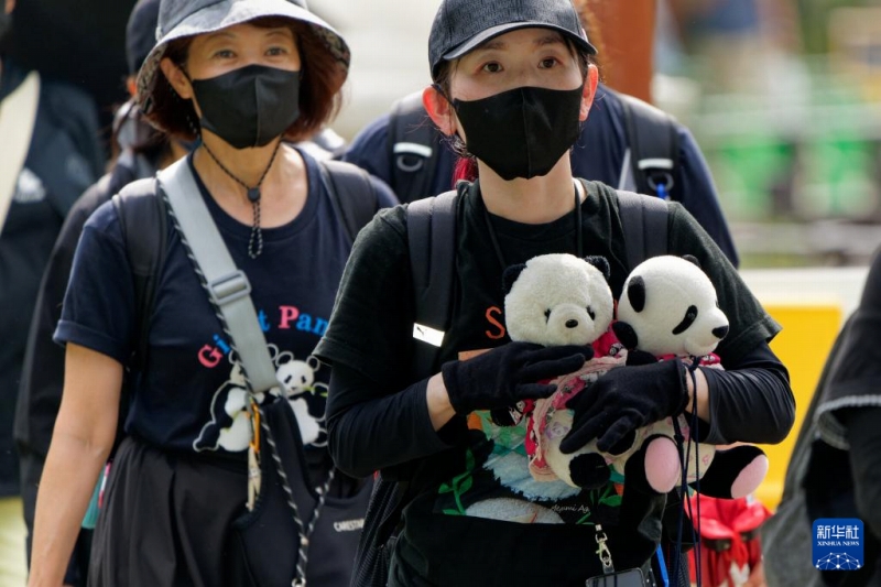 9月28日、パンダグッズを持って「比力」と「仙女」とお別れするために東京上野動物園にやって來たファンたち（撮影?張笑宇）。