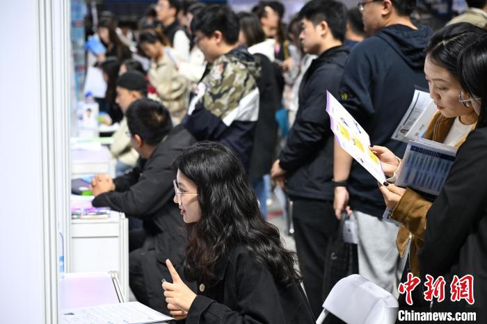 合同就職面接會で雇用機関に問い合わせをする大學生（撮影?田雨昊）。