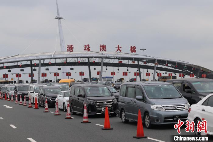 港珠澳大橋を通って広東省に向かう香港と澳門(mén)特區(qū)のナンバープレートを付けた車(chē)両（撮影?王相國(guó)）。