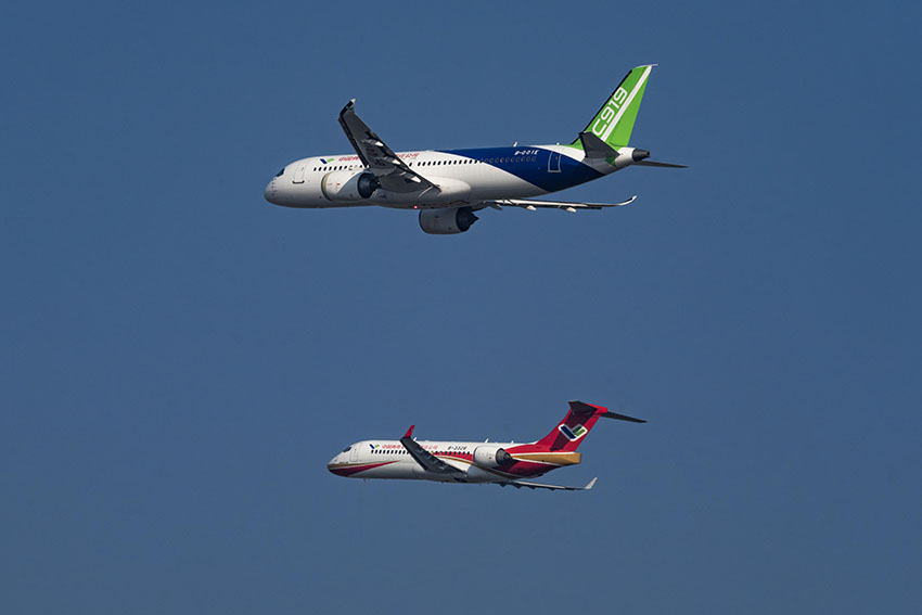 飛行ショーを行うARJ21とC919（撮影?徐炳南）。