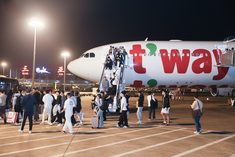 三亜鳳凰國際空港に到著したティーウェイ航空の旅客機。撮影?陳振煌