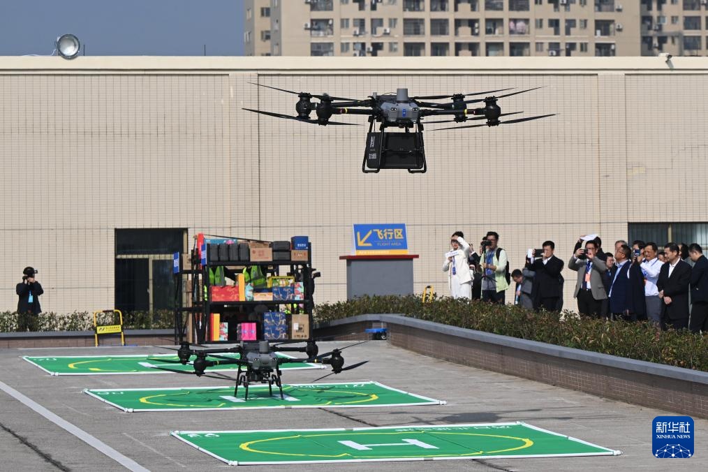 宅配ボックスを搭載したドローンが12日、漢口北低空港ドローンの駐機場から飛び立った。