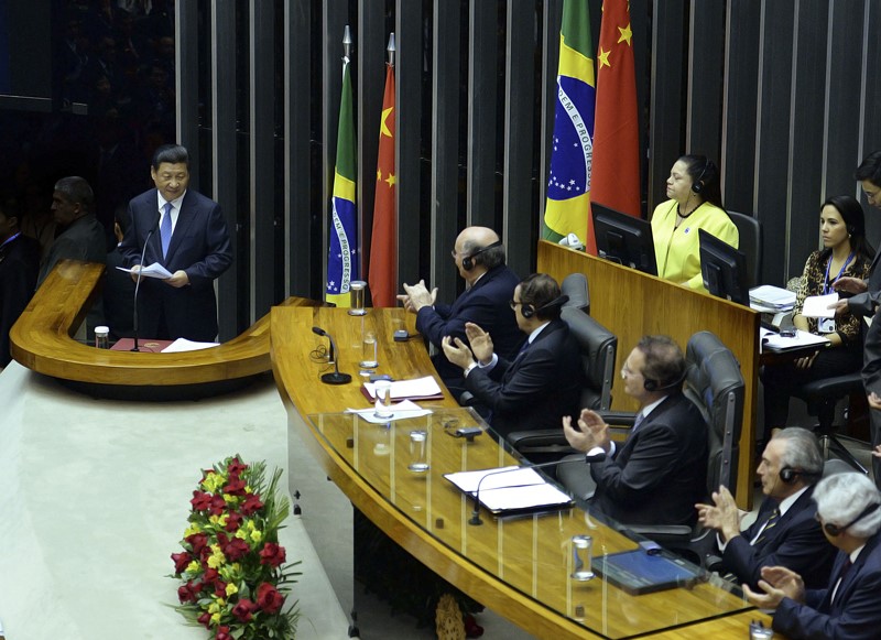 2014年7月16日、ブラジルの議會で「伝統的友好を発揚し、新たな協力の章を共に記す」と題する演説を行う習主席（撮影?劉建生）