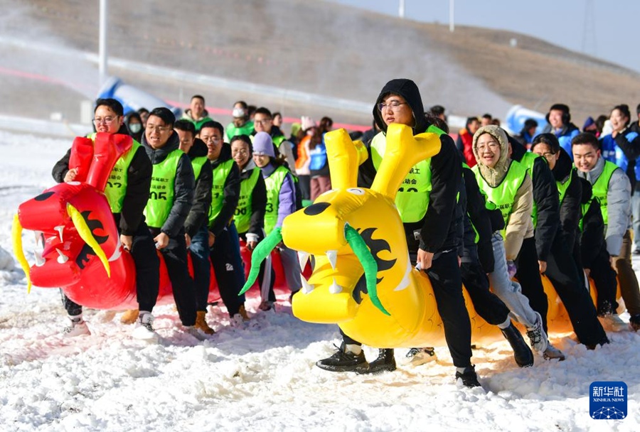 烏蘭察布市大河灣スキー場で氷雪スポーツを楽しむ観光客（11月16日撮影?王正）。