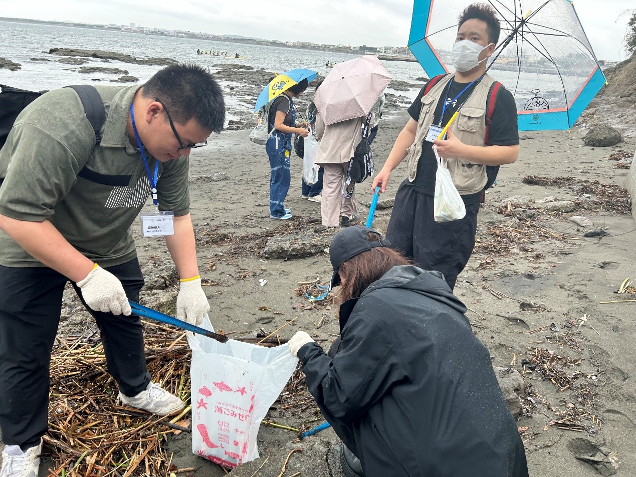 海岸清掃體験をする中日の若者たち（寫真提供?笹川日中友好基金）。