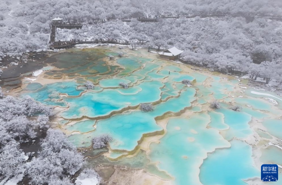 雪と霧に包まれ幻想的な景色広がる黃竜景勝地　四川省