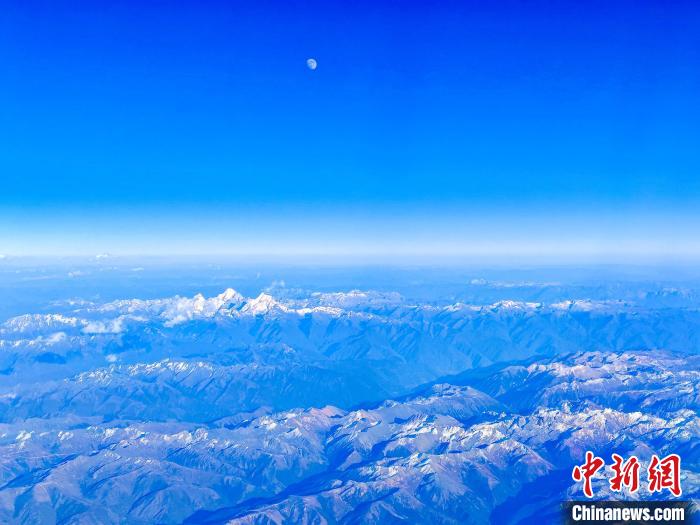 雲南省昆明から西蔵に向かう旅客機の機內から眺める雪山