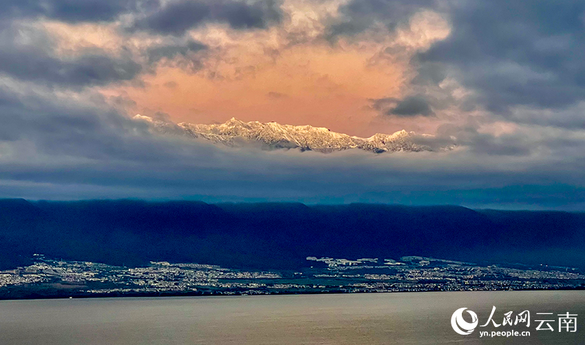 日の出前の雲南省蒼山の雪景色。（撮影?楊岳雷）