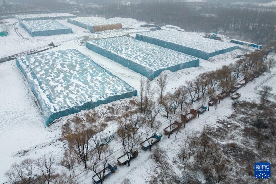 哈爾浜氷雪大世界の氷貯蔵場の前で列を作る氷を輸送するトラック（11月26日、ドローンで撮影?張濤）。